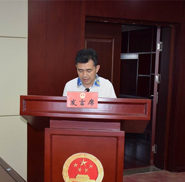 调整大小 县人大常委会召开会议，逐一听取县十大扶贫工程责任部门政策落实情况的报告。图为县扶贫和移民办主任王元仟作专项工作报告。_副本.jpg